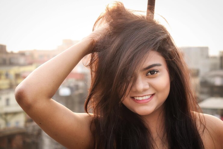 close-up-portrait-beautiful-young-woman-standing-city_1048944-26351701